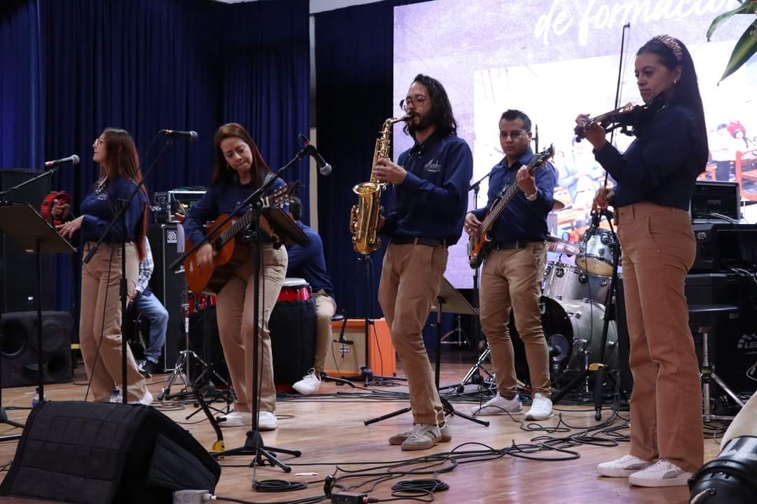 CONCIERTO DE MÚSICA RELIGIOSA REALIZADO POR INTEGRANTES DE LA ESCUELA MUSICAL AMADEUS
