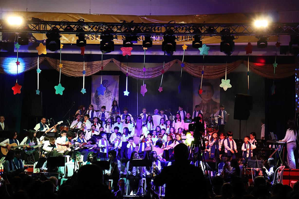 GRAN CONCIERTO DE LA ESCUELA MUSICAL AMADEUS - NAVIDAD DEL MUNDO