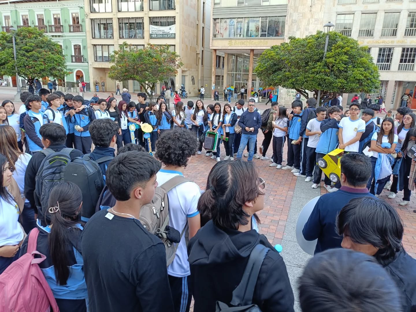 MI CIUDAD, MI COMPROMISO. UNA JORNADA DESARROLLADA POR ESTUDIANTES DE GRADO DECIMO 
